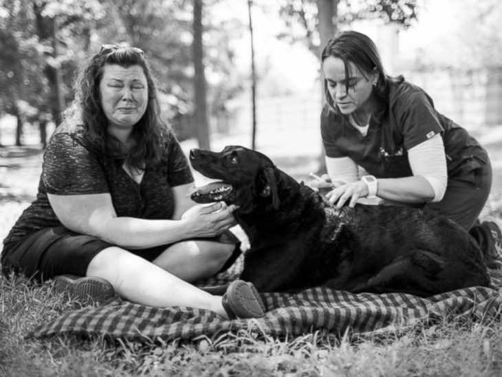 Dukey y su familia despidiéndose 