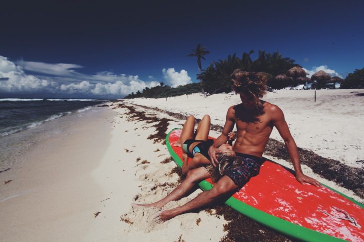 Pareja en la playa 