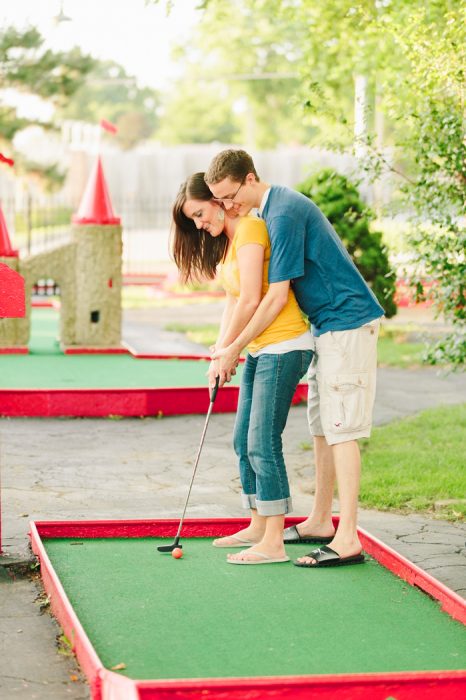 Pareja jugando mini golf