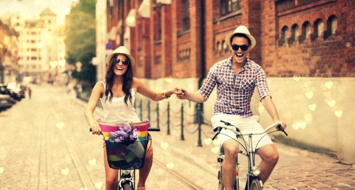 Pareja dando un paseo en bicicleta