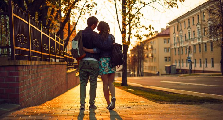 Pareja caminando por la calle 