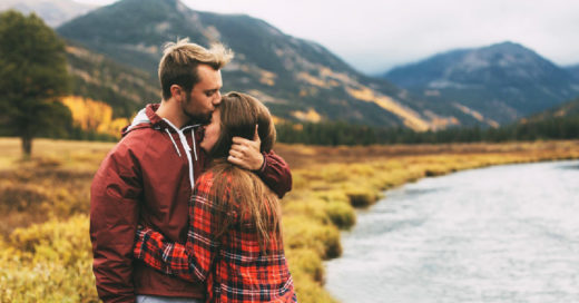 pareja en un bosque