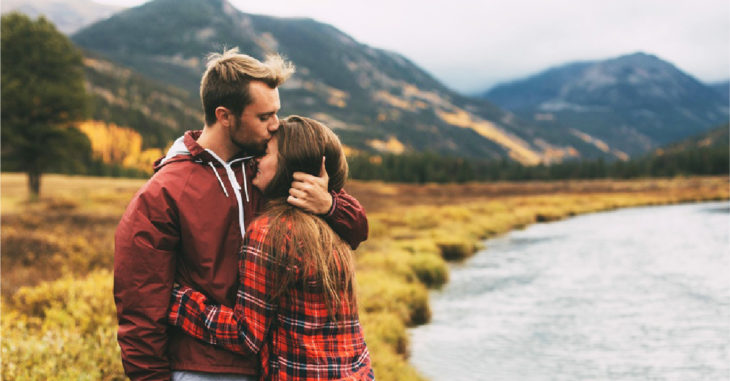 pareja en un bosque