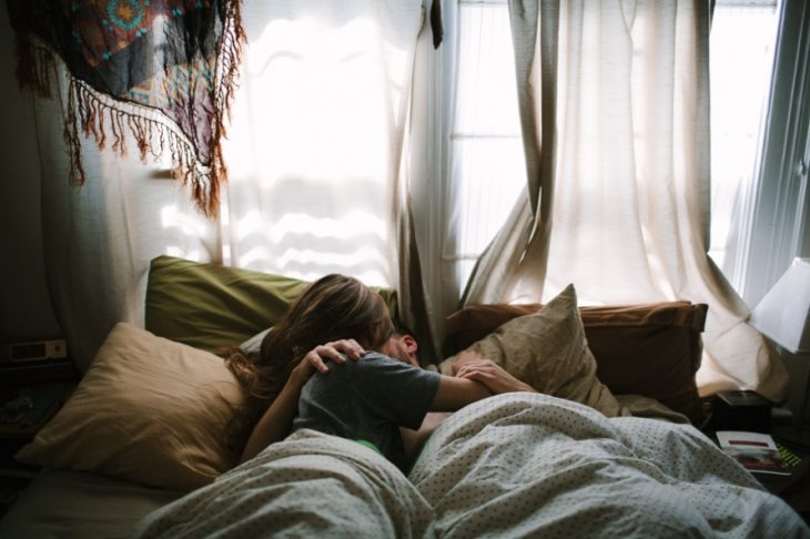 Pareja acostada en una cama