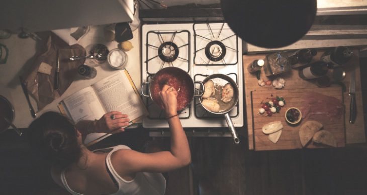 Chica cocinando 