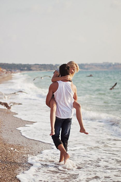 Pareja caminando por la playa 