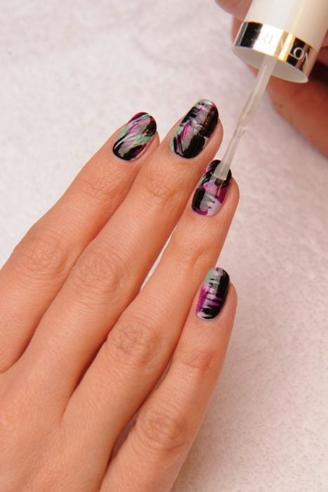 esmalte transparente en las uñas