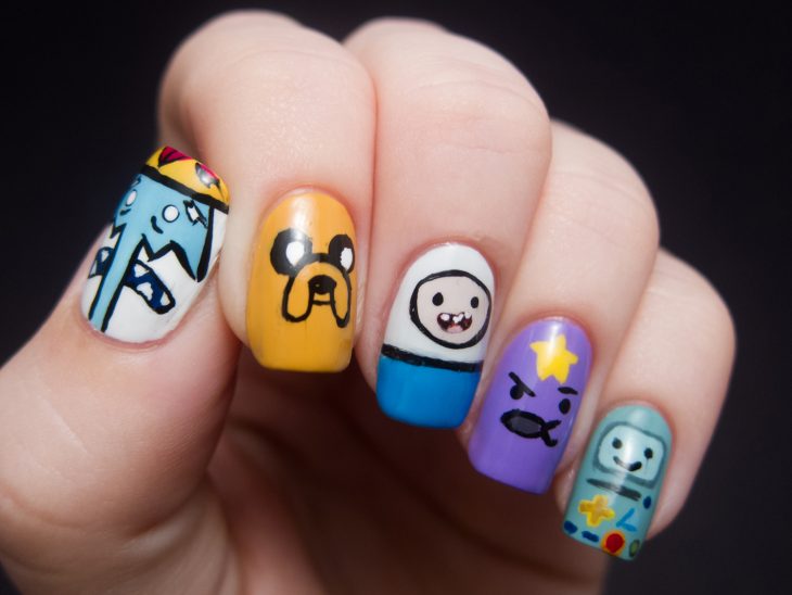 Uñas dibujadas como las caricaturas de hora de aventura 