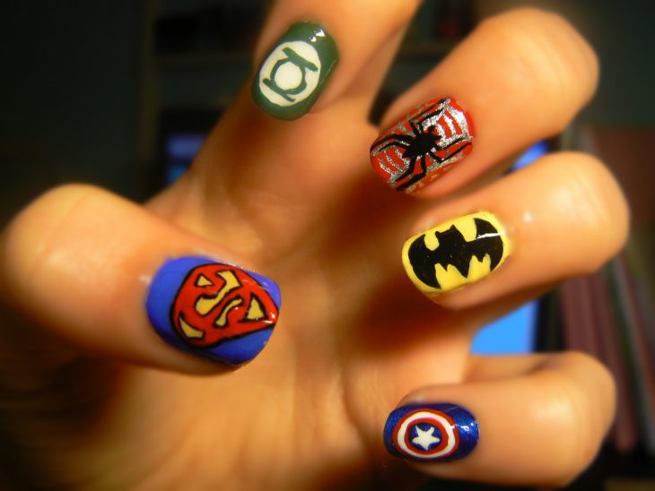 Uñas pintadas con logos de superhéroes 