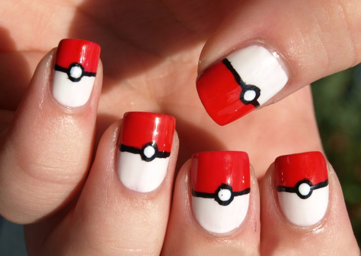 uñas pintadas como una pokebola de la caricatura de pokemon 