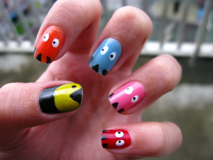 UÑAS DE UNA CHICA PINTADA CON LOS PERSONAJES DE PACMAN 