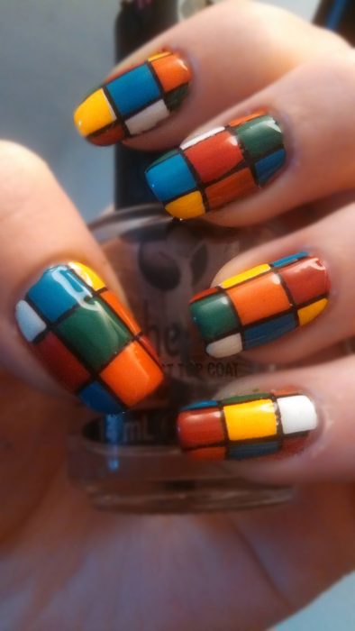 Uñas pintadas como un cubo de rubik 