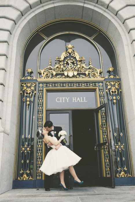 pareja de novios besándose el día de su boda 