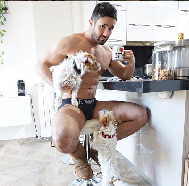 chico con sus perros en la barra de la cocina tomando café 