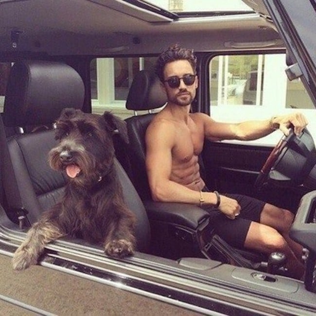 chico manejando un jeep y su perro de copiloto 