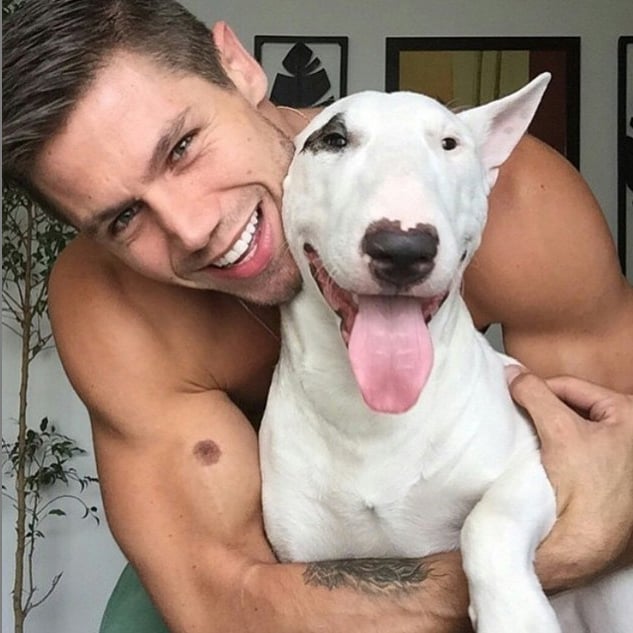 chico sonriendo mientras abraza a su perro 