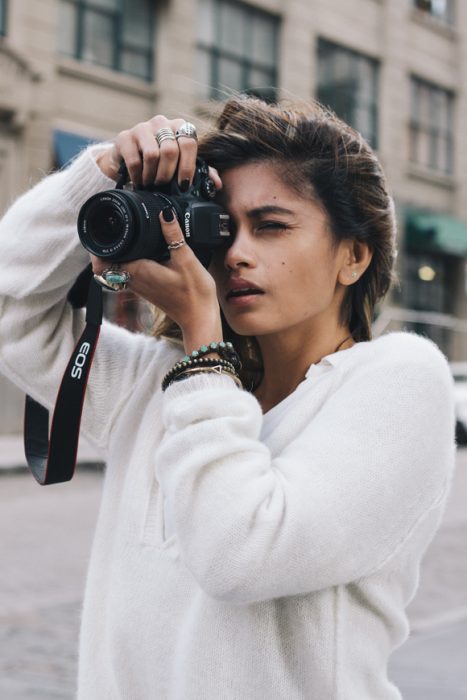 chica con una cámara tomando una fotografía 