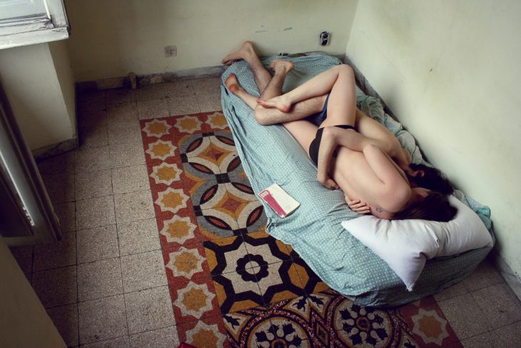 Pareja en la cama abrazados 