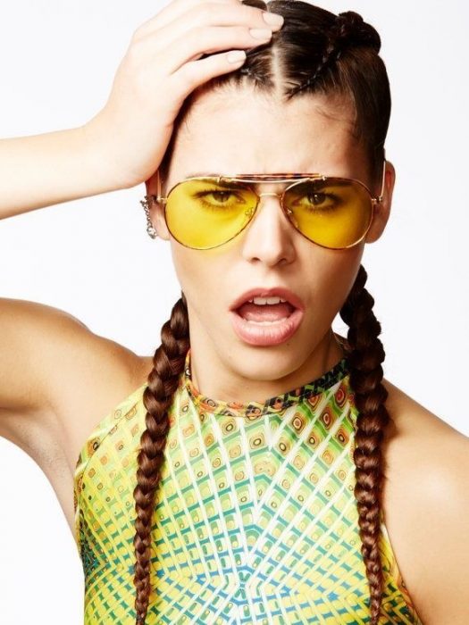 chica usando unos lentes de color amarillo de los 90's