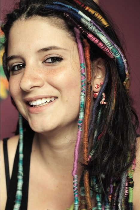 chica usando trenzas para el cabello 