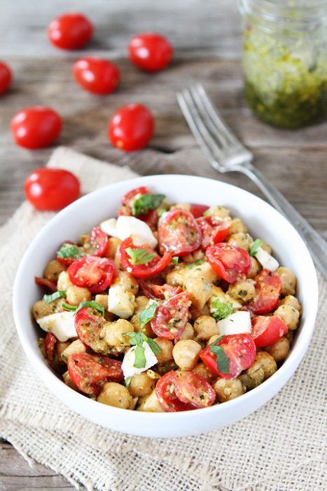 Ensalada de garbanzos tomate y queso servidas en un tazón sobre una mesa listas para comer 