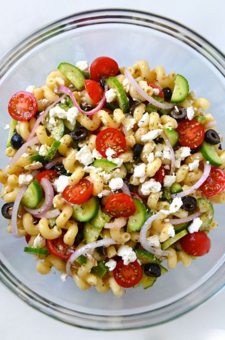 Ensalada de macarrones con queso y tomate servidas en un tazón 