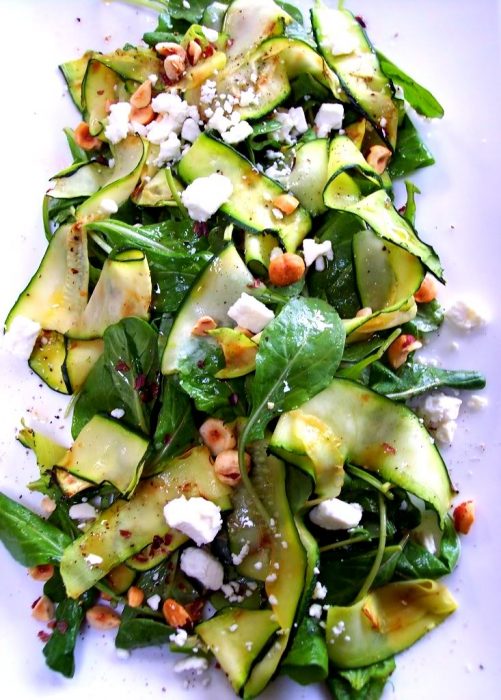 Ensalada verde de calabacín puesta sobre un plato lista para servirse 