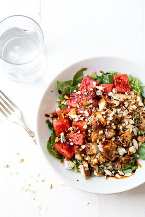 Ensalada de pollo con sandia servida en un plato 