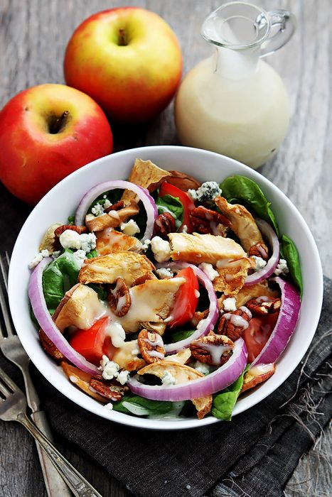 Ensalada de manzana seca con pollo servida en un plato para comer 