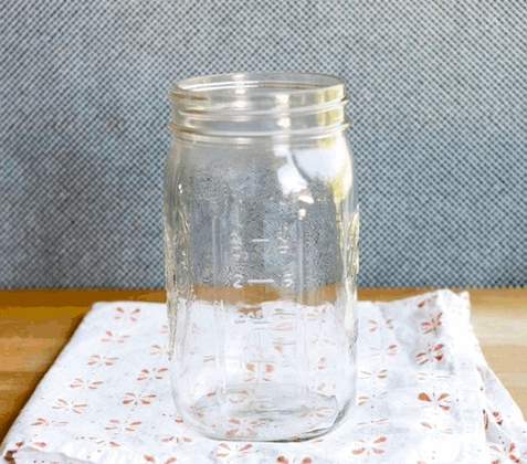 GIF de la preparación de una ensalada en un vaso 