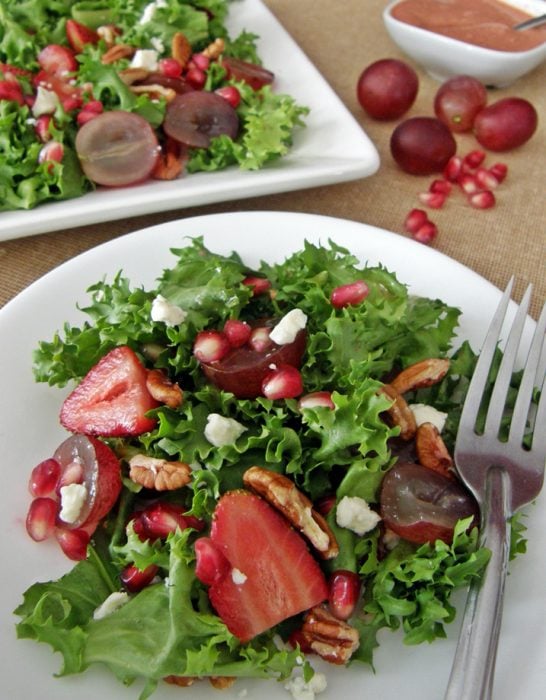 Plato con ensalada de frutos rojos y nuez 