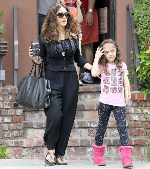 actriz salma hayek caminando junto a su hija 