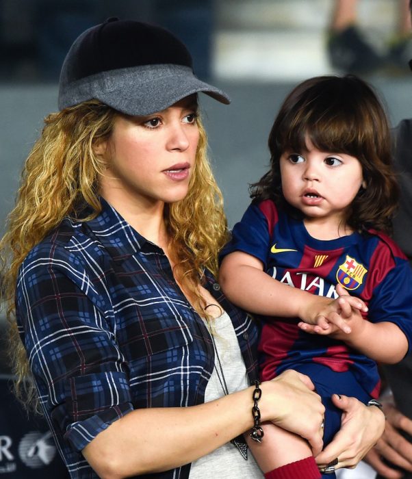 Shakira y su hijo mi0lan viendo el juego de gerard pike con el Barcelona 