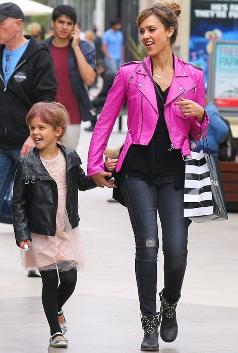 Jessica Alba caminando con su hija tomada de las manos por una de las calles de Estados Unidos 