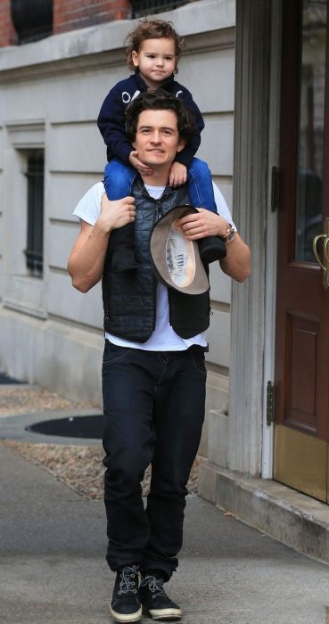 Orlando bloom caminando con su hijo sobre su cuelo por las calles de estados Unidos 