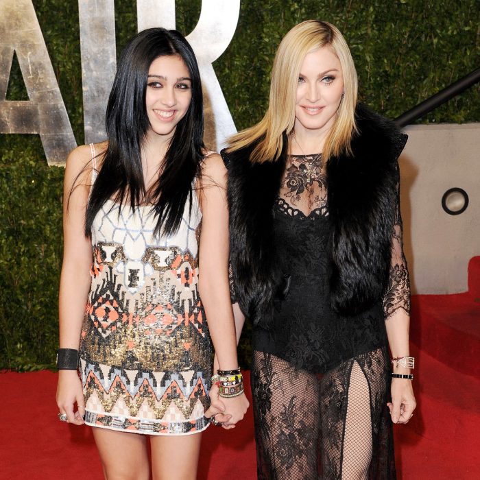 mADDONA JUNTO A SU HIJA LOURDES POSANDO PARA UNA FOTO EN UNA ALFOMBRA ROJA 