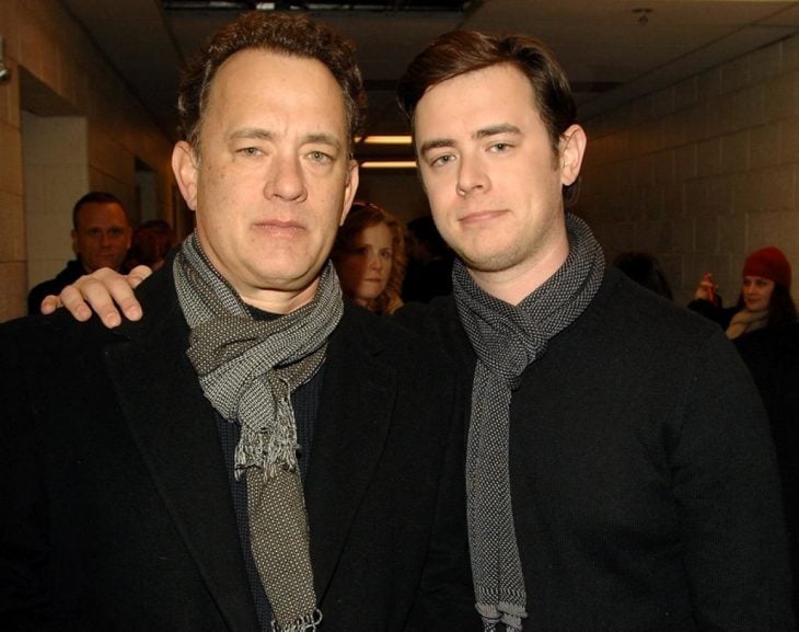 tom hanks junto a su hijo posando para una fotografía 