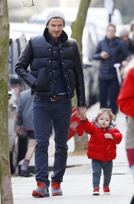 David Beckham junto a su hija caminando por las calles tomados de las manos