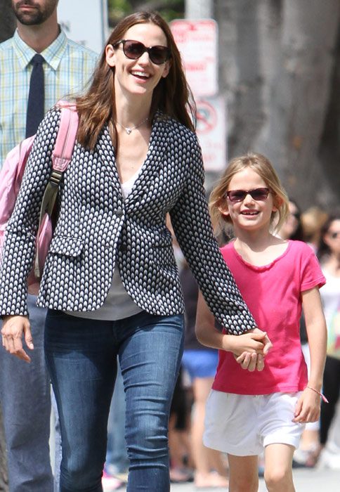 Jennifer Garner y su hija Violet caminando luego de salir de la escuela 