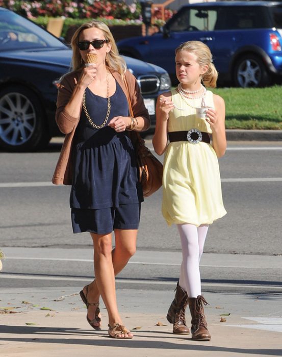 Resee whiterspoon caminando por la calle y comiendose un helado al lado de su hija 