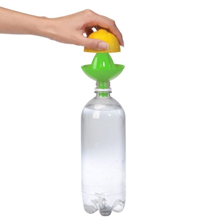 exprimidor de limones que se coloca sobre una botella