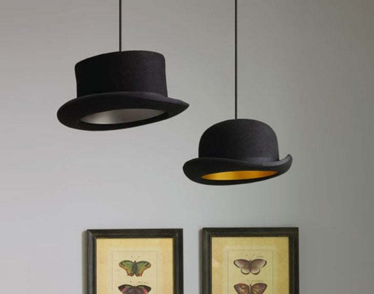 sombreros que por dentro tienen un foco y son lamparas colgadas sobre el techo 