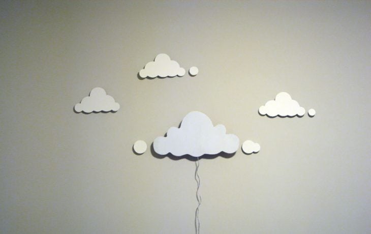 nubes hechas con papel y atrás de ellas una lampara 