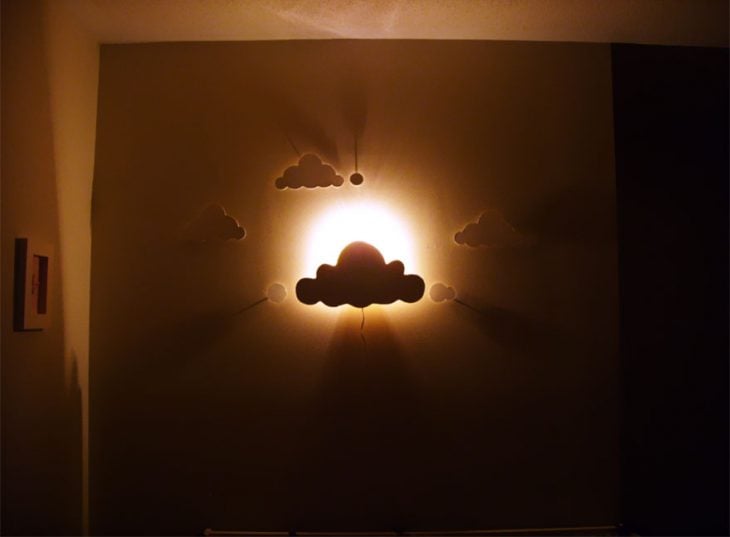 foco protegido con nubes de papel que iluminan una habitación 