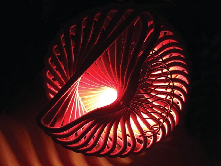 lampara hecha con ganchos y formando una esfera 