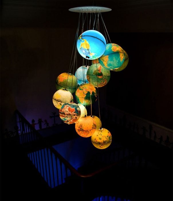 lampara hecha con globos de mapas apilados y atados con hilo