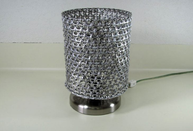 latas de refresco unidas formando una lampara 