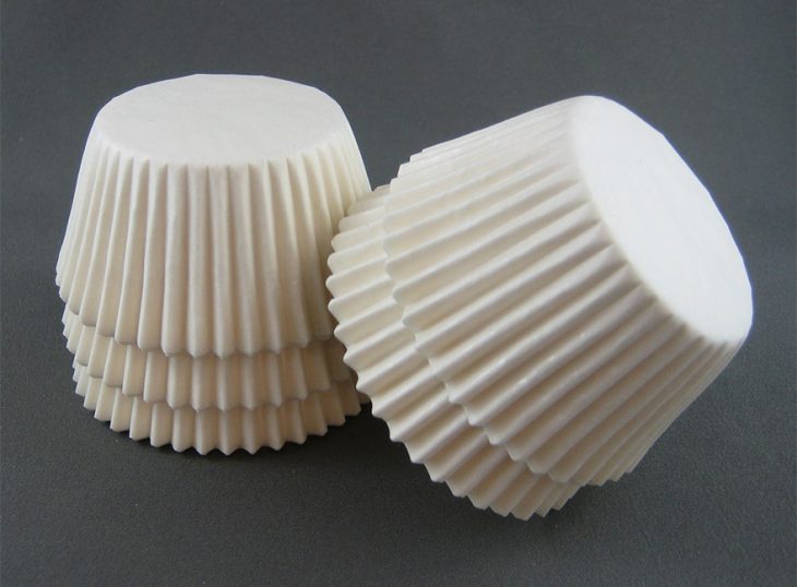 capacillos para cupcakes apilados sobre una mesa 