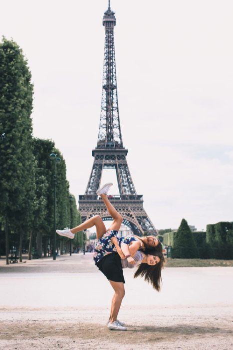 chicas frente a la torre effiel tomándose una foto 