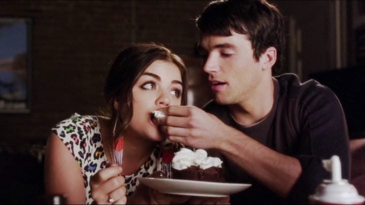 escena de la serie pequeñas mentirosas Ezra dándole de comer a Aria 